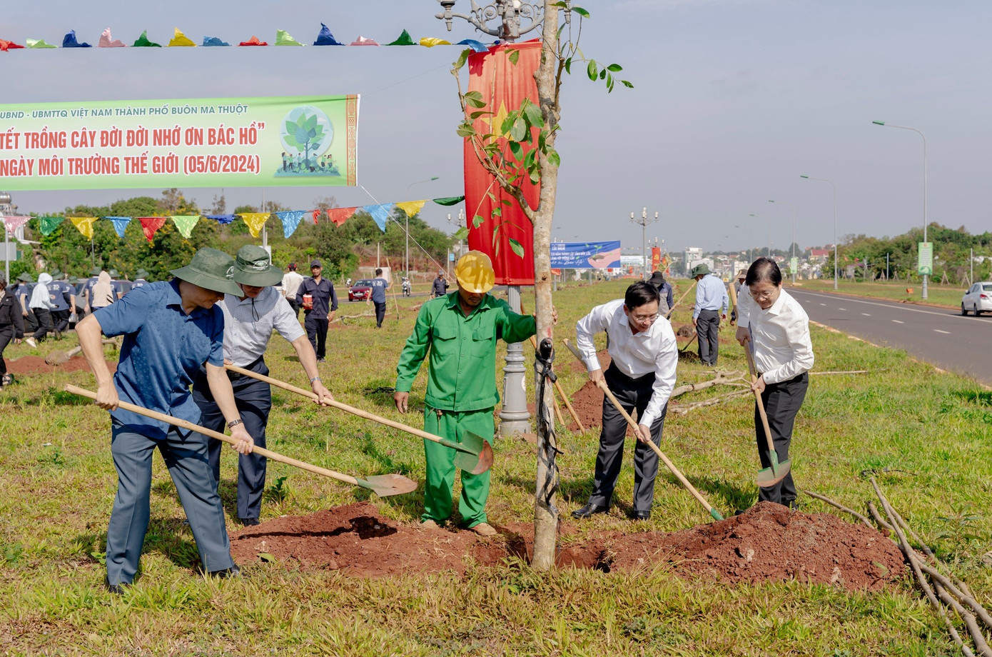 Các đại biểu tham gia trồng cây tại lễ phát động