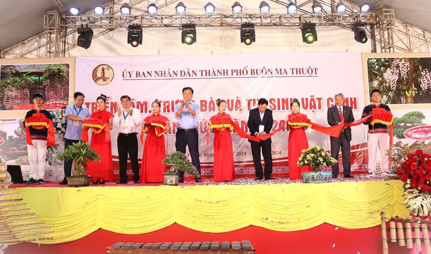 Lãnh đạo UBND TP Buôn Ma Thuột tham gia cắt băng khai mạc triển lãm Lãnh đạo UBND TP Buôn Ma Thuột tham gia cắt băng khai mạc triển lãm