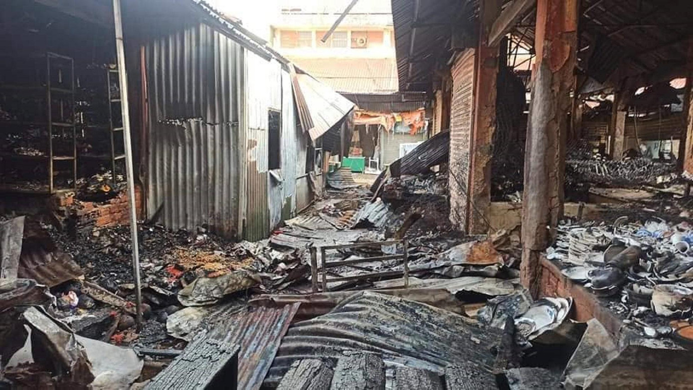 Nhiều ki ốt bị thiêu rụi