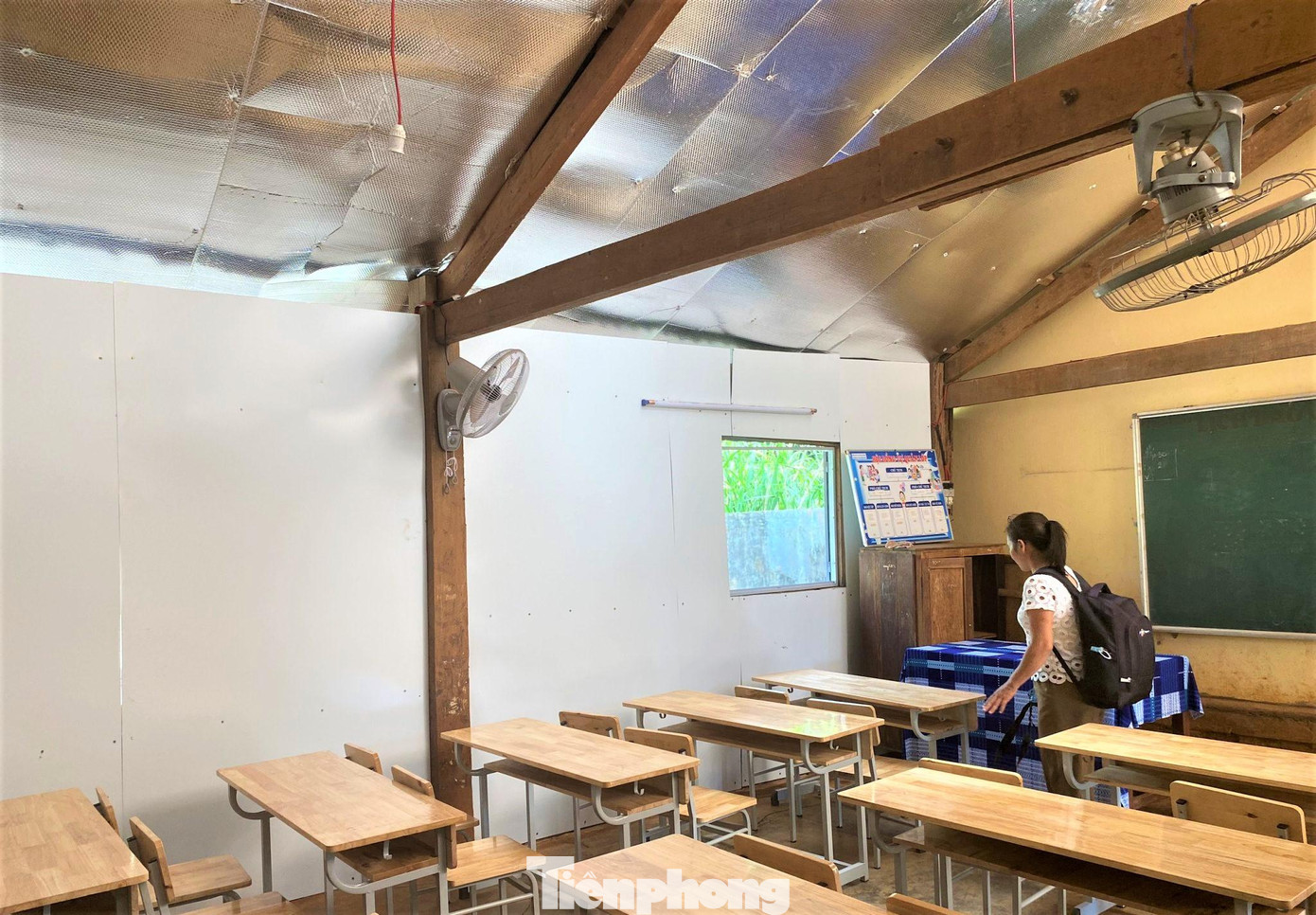 Phòng học được &quot;làm mới&quot; bằng những tấm Alu, tôn cách nhiệt