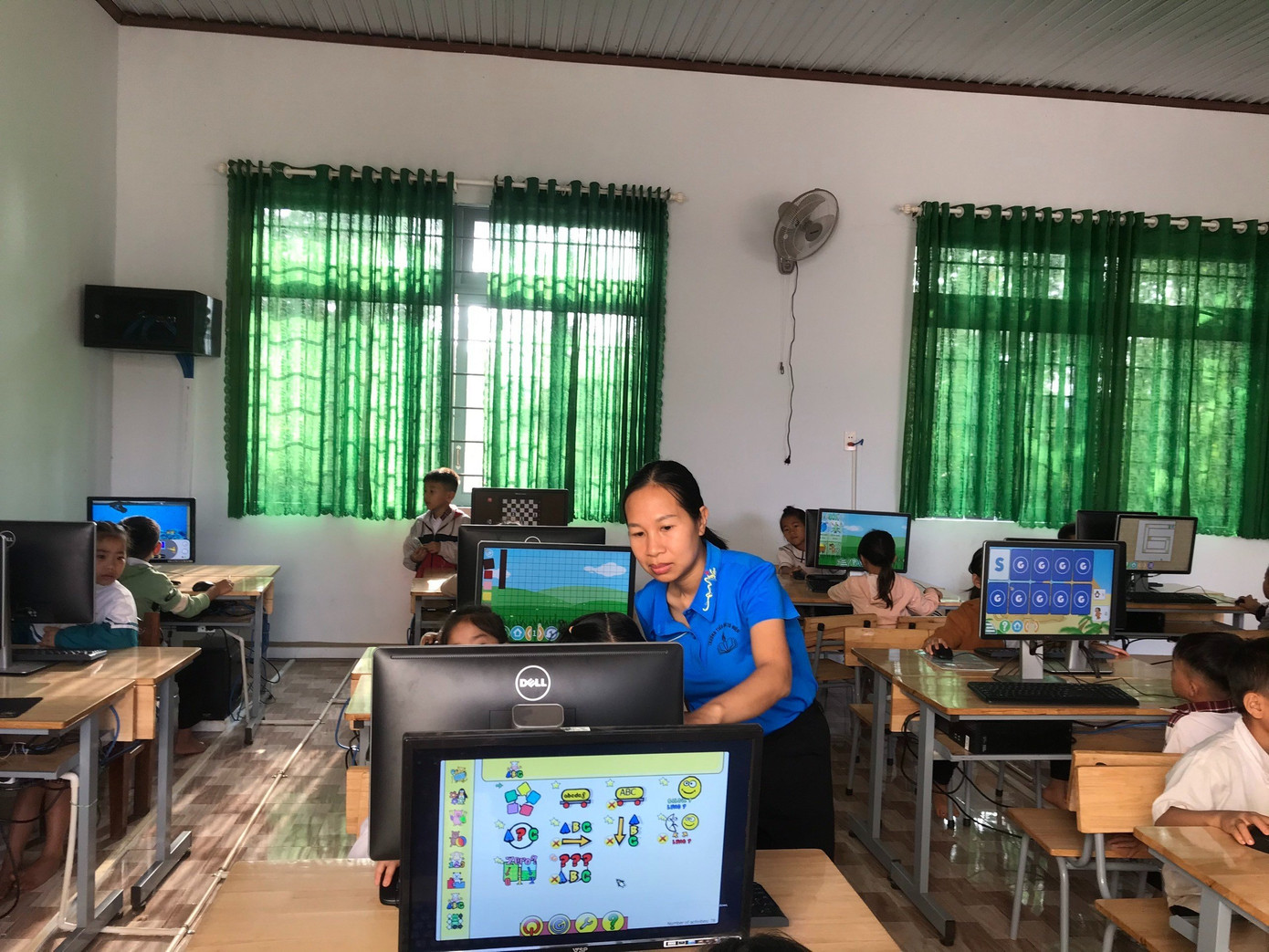 Trường học ở Đắk Nông được đầu tư hệ thống máy tính phục vụ dạy học Trường học ở Đắk Nông được đầu tư hệ thống máy tính phục vụ dạy học