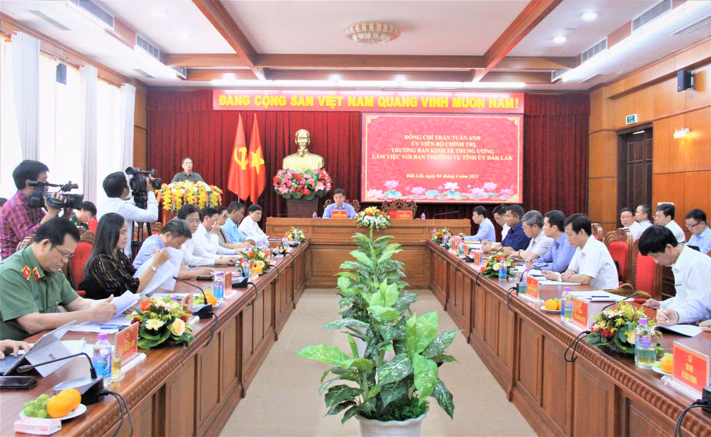 Toàn cảnh buổi làm việc của đoàn công tác do ông Trần Tuấn Anh, Uỷ viên Bộ Chính trị, Trưởng ban Kinh tế Trung ương với Tỉnh uỷ Đắk Lắk sáng 4/4