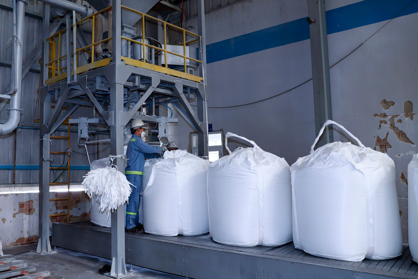 Bô xít được khai thác, chế biến thành Alumin. Bô xít được khai thác, chế biến thành Alumin.