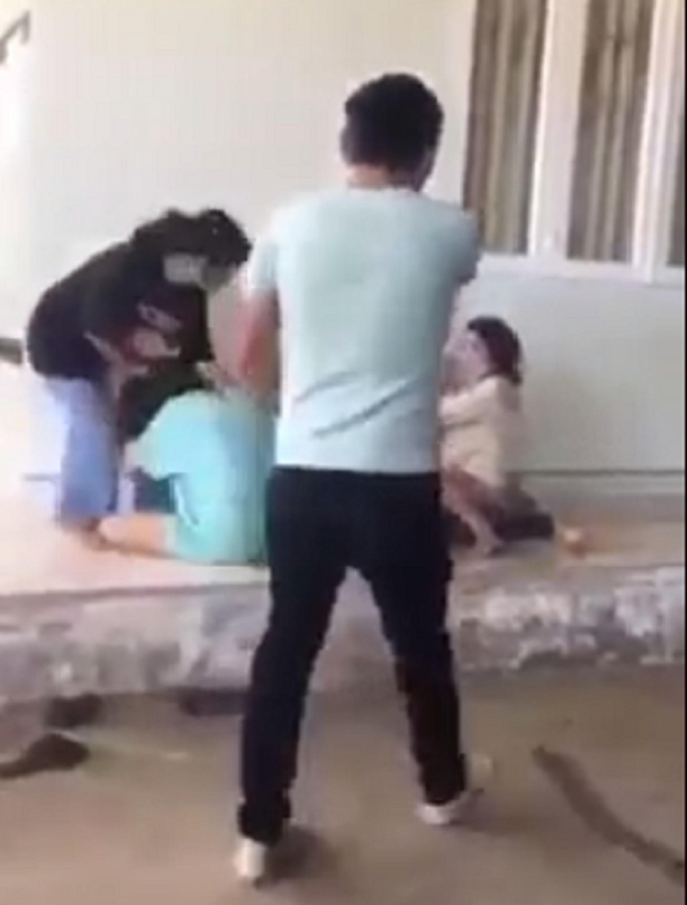 Thiếu nữ áo xanh vào can ngăn cũng bị đánh tới tấp. Ảnh cắt clip Thiếu nữ áo xanh vào can ngăn cũng bị đánh tới tấp. Ảnh cắt clip