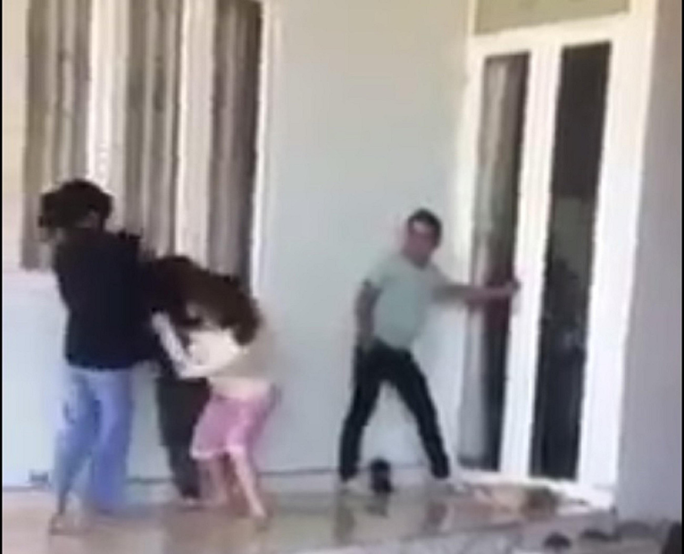 Người đàn ông giữ cửa, không cho người khác vào can ngăn. Ảnh cắt clip Người đàn ông giữ cửa, không cho người khác vào can ngăn. Ảnh cắt clip