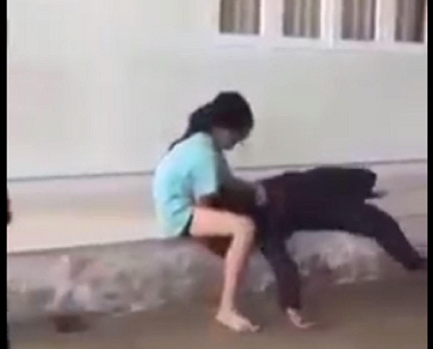 Sự việc chỉ dừng lại khi nữ chủ nhà bị ngất xỉu, nằm bất động. Ảnh cắt clip Sự việc chỉ dừng lại khi nữ chủ nhà bị ngất xỉu, nằm bất động. Ảnh cắt clip