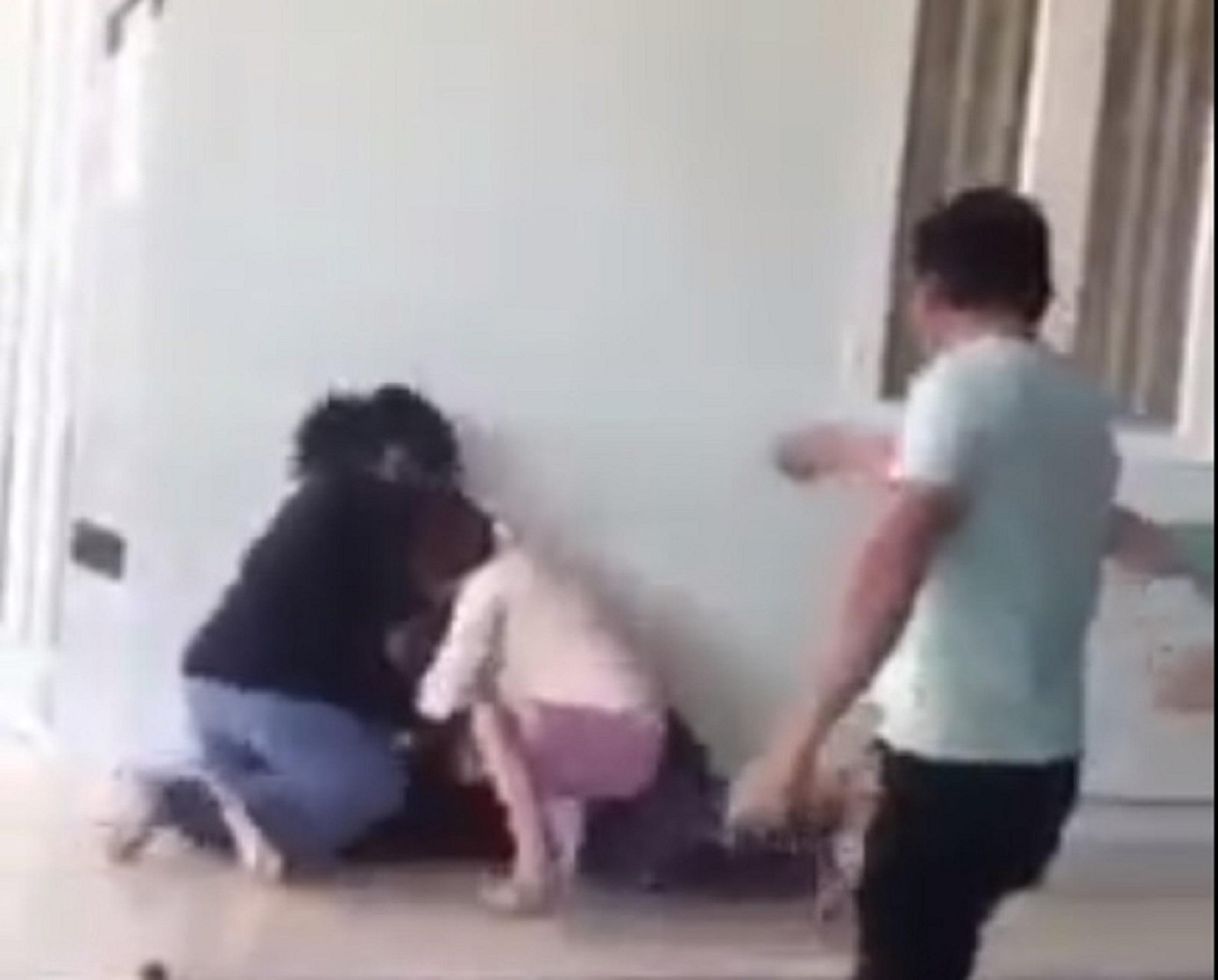 Người đàn ông liên tục sỉ vả, "cỗ vũ" người của mình đánh nữ chủ nhà. Ảnh cắt clip Người đàn ông liên tục sỉ vả, "cỗ vũ" người của mình đánh nữ chủ nhà. Ảnh cắt clip