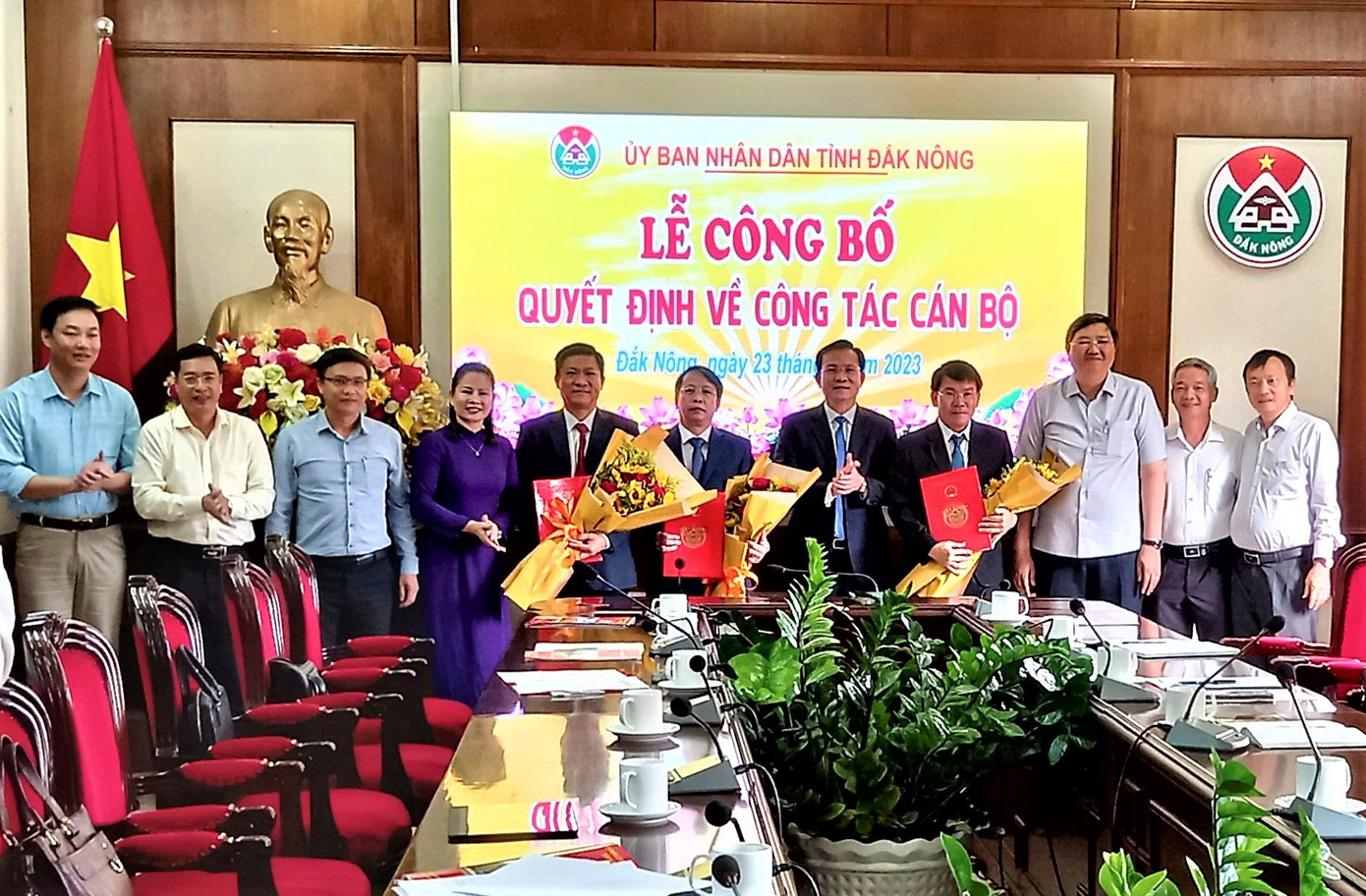 Ông Trần Văn Diêu (thứ 4 từ phải) được điều động, bổ nhiệm Giám đốc Sở Tư pháp