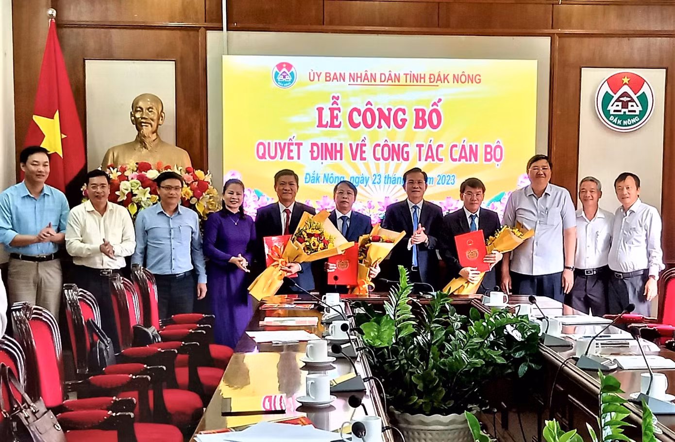 Ông Trần Văn Diêu (thứ 4 từ phải) được điều động, bổ nhiệm Giám đốc Sở Tư pháp
