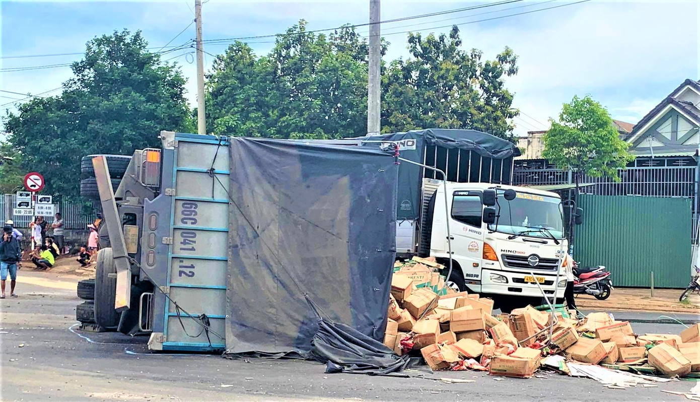 Chiếc xe tải bị lật nằm giữa đường