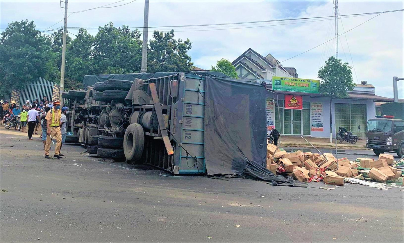 Cảnh sát giao thông có mặt tại hiện trường để xử lý vụ tai nạn