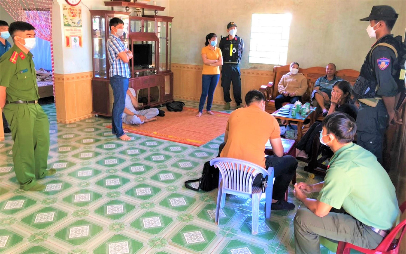 Lực lượng công an làm việc với các đối tượng liên quan đến cho vay nặng lãi Lực lượng công an làm việc với các đối tượng liên quan đến cho vay nặng lãi