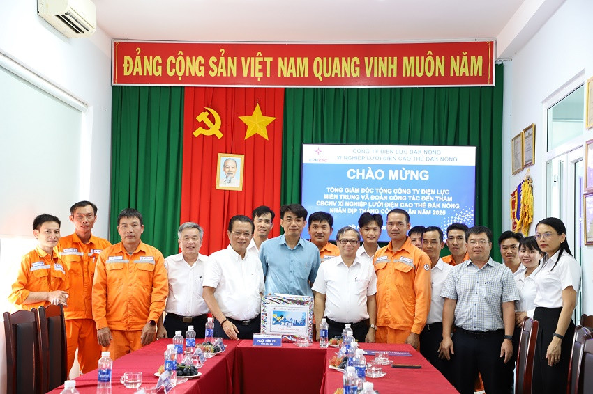 Tổng giám đốc EVNCPC và đoàn công tác tặng quà, cho người lao động Xí nghiệp điện cao thế Đắk Nông.