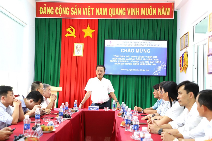 Tổng giám đốc EVNCPC Ngô Tấn Cư thăm tặng quà người lao động nhân Tháng Công nhân năm 2025.