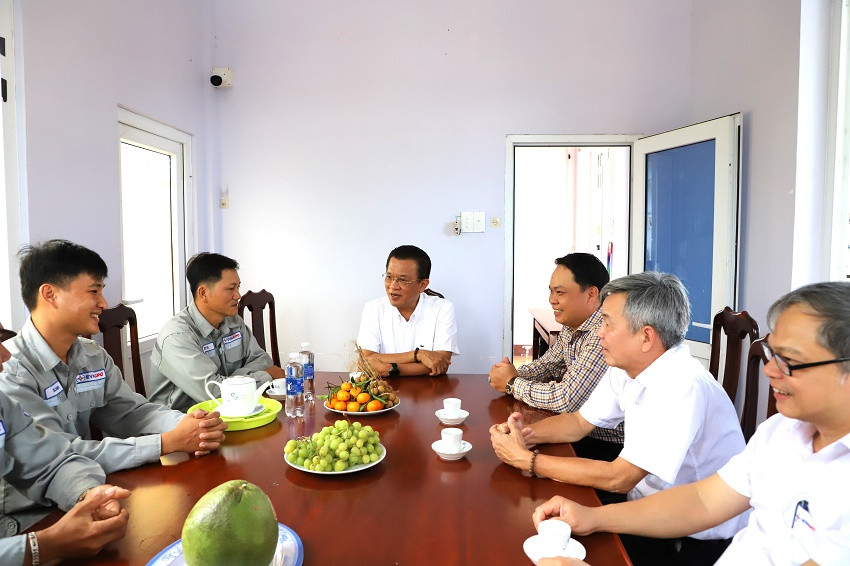 Tổng giám đốc EVNCPC động viên và nhắc nhở người lao động chú trọng công tác an toàn, vệ sinh lao động.