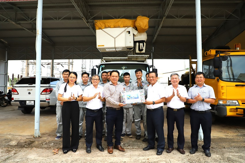 Tổng giám đốc EVNCPC Ngô Tấn Cư và đoàn công tác tặng quà, cho người lao động Đội sữa chữa Hottlie.