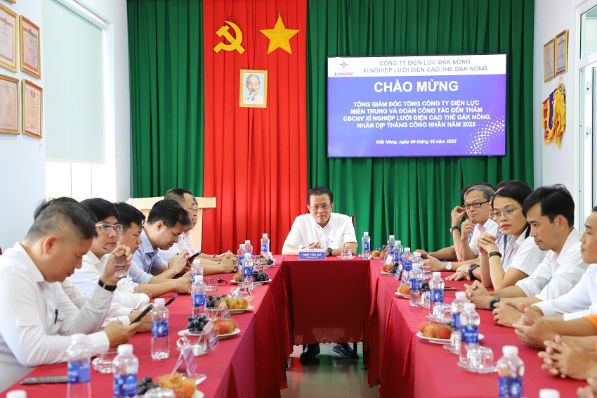 Tổng giám đốc EVNCPC trao đổi, lắng nghe ý kiến, tâm tư nguyện vọng của người lao động.