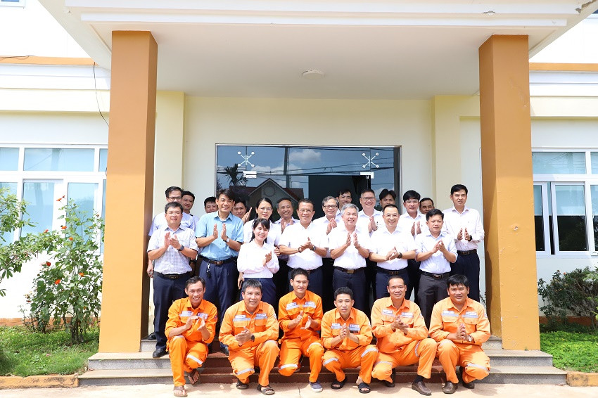 Tổng giám đốc EVNCPC và đoàn công tác chụp hình lưu niệm với người lao động các đơn vị PC Đắk Nông.