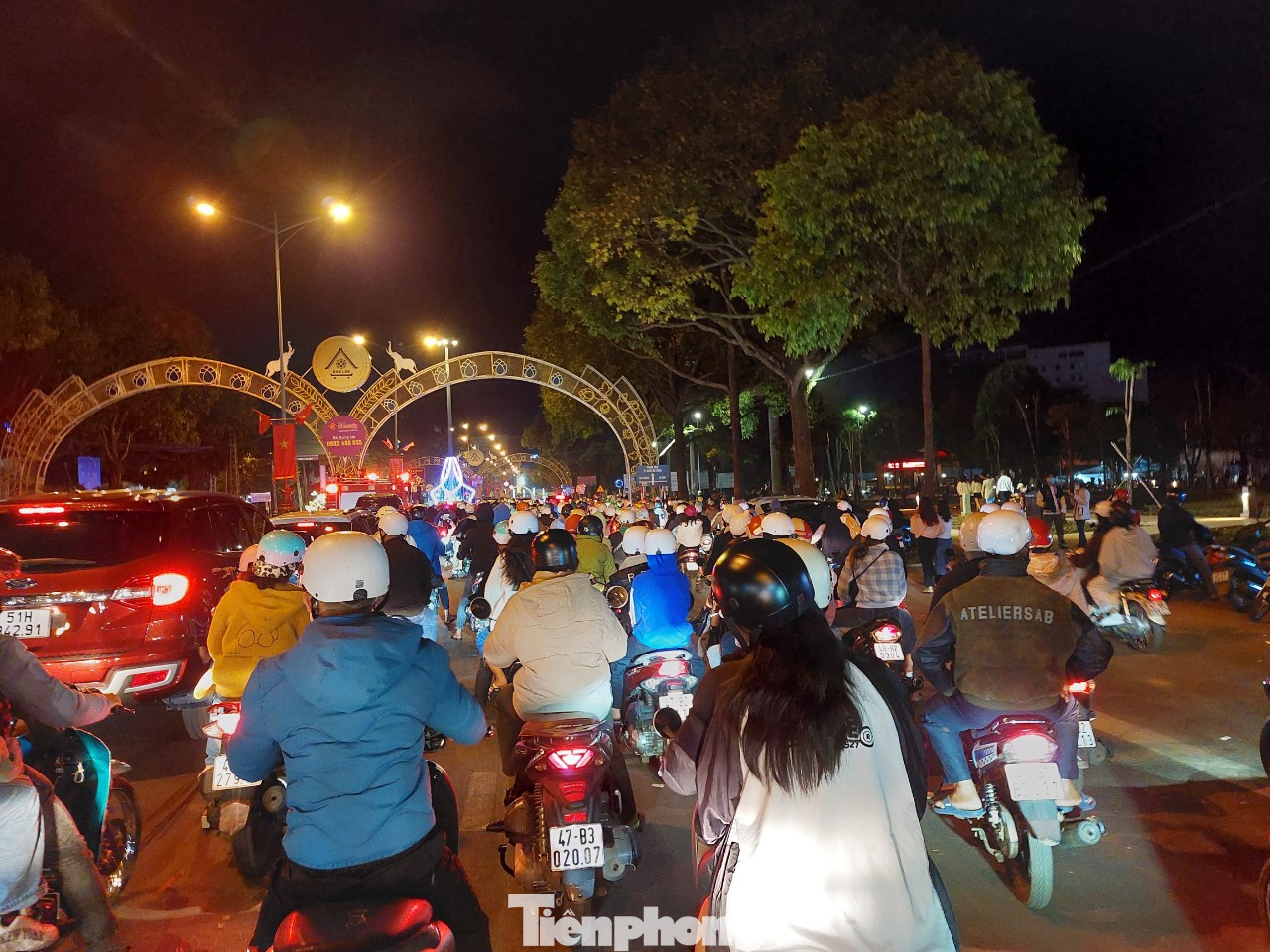 Nhiều người hy vọng những tràng pháo hoa sẽ mang đến nhiều niềm vui trong năm mới