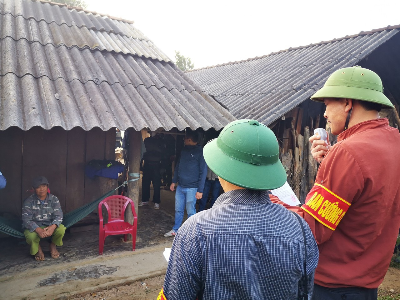 Đoàn cưỡng chế thông báo các nội dung cưỡng chế đến hộ dân Đoàn cưỡng chế thông báo các nội dung cưỡng chế đến hộ dân