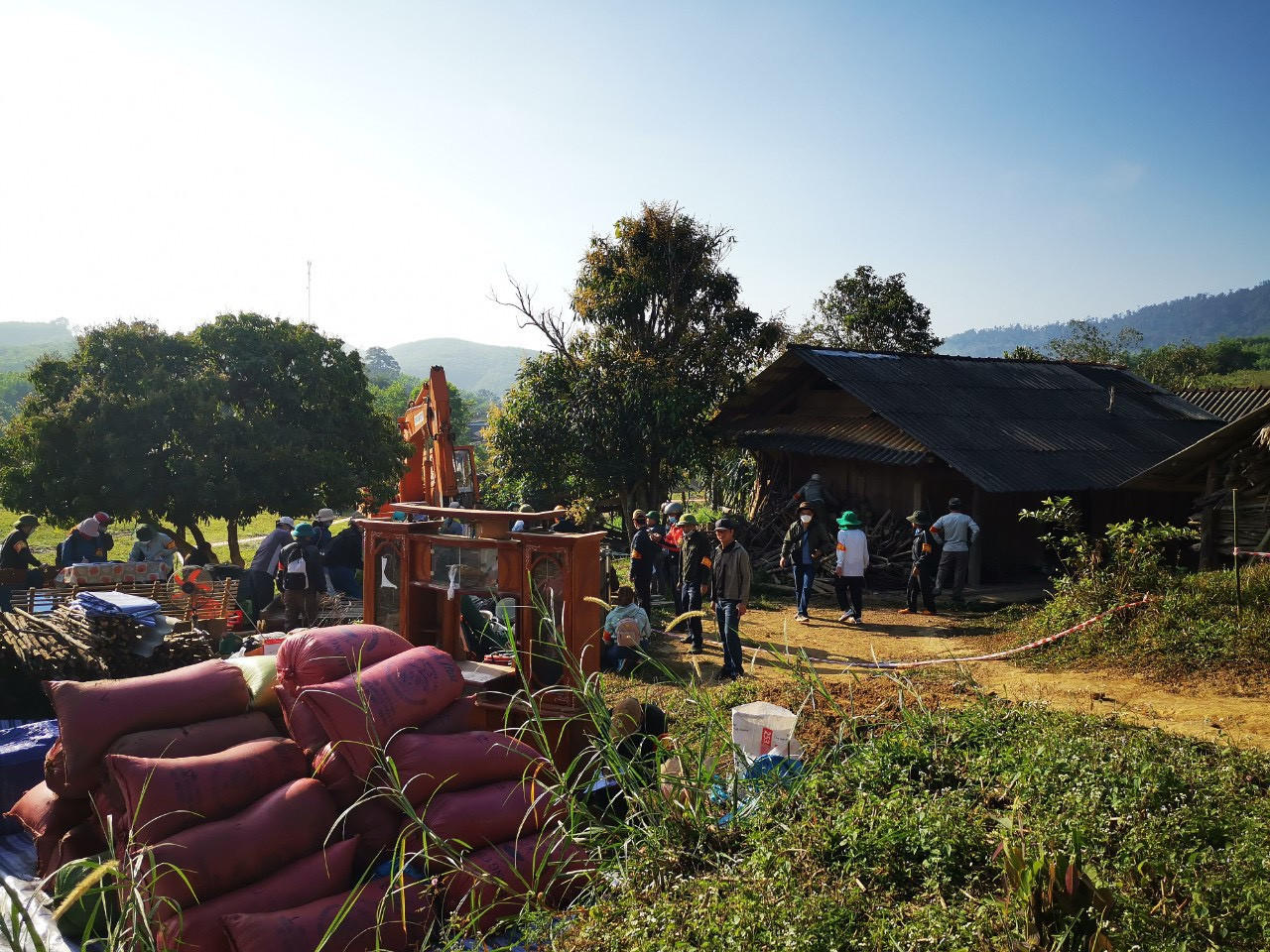 Đoàn cưỡng chế di dời tài sản của các hộ dân bị cưỡng chế đến nơi an toàn Đoàn cưỡng chế di dời tài sản của các hộ dân bị cưỡng chế đến nơi an toàn