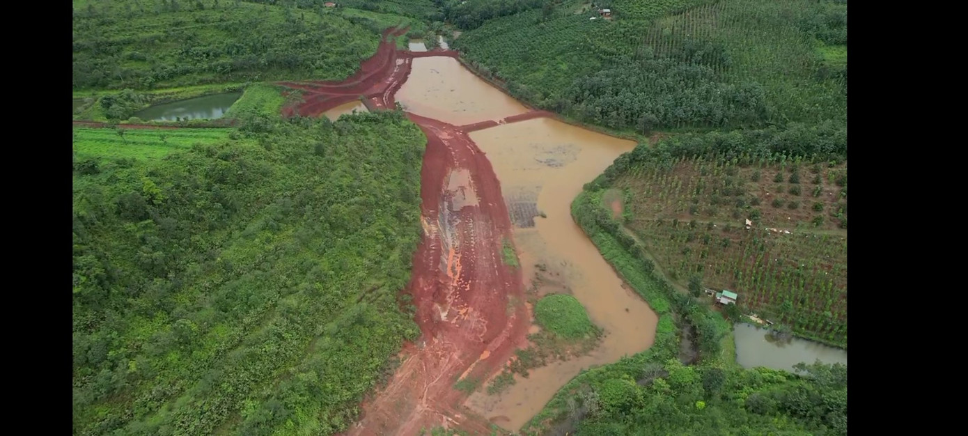 Đập nước do ông Thu tự đắp. Đập nước do ông Thu tự đắp.