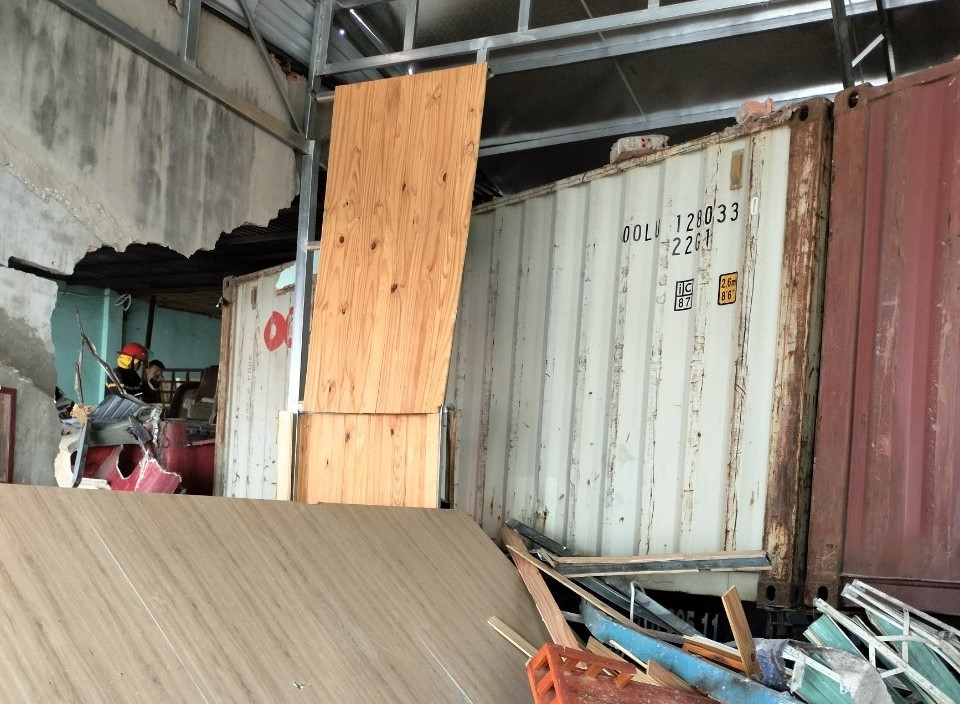 Chiếc xe mắc kẹt vào nhà dân Chiếc xe mắc kẹt vào nhà dân