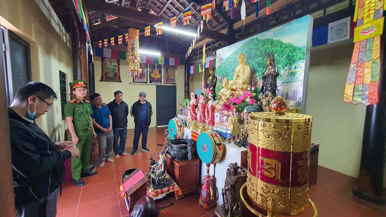 Vợ chồng Tuấn đã dụ dỗ người tu tập mua các "pháp khí" với giá hàng trăm triệu đồng đến hàng tỷ đồng để "sớm tu thành đắc đạo, sớm thành tiên".