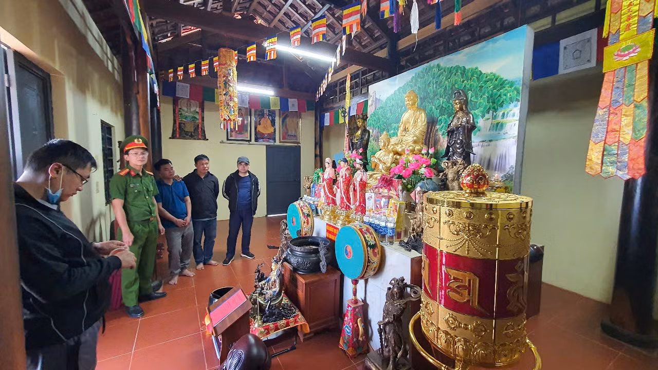 Vợ chồng Tuấn đã dụ dỗ người tu tập mua các "pháp khí" với giá hàng trăm triệu đồng đến hàng tỷ đồng để "sớm tu thành đắc đạo, sớm thành tiên".
