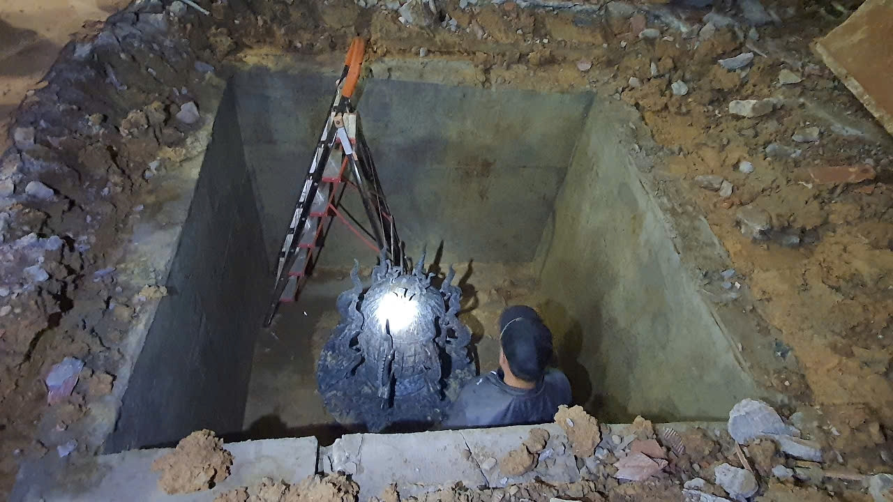 Lực lượng chức năng khai quật đồ vật mà đối tượng Tuấn cho chôn dưới đất