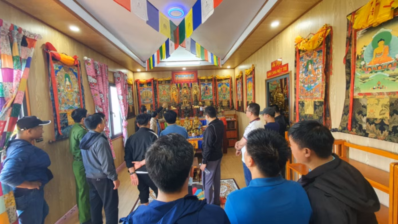 Cơ quan chức năng khám xét cơ sở của vợ chồng Tuấn Nhớ