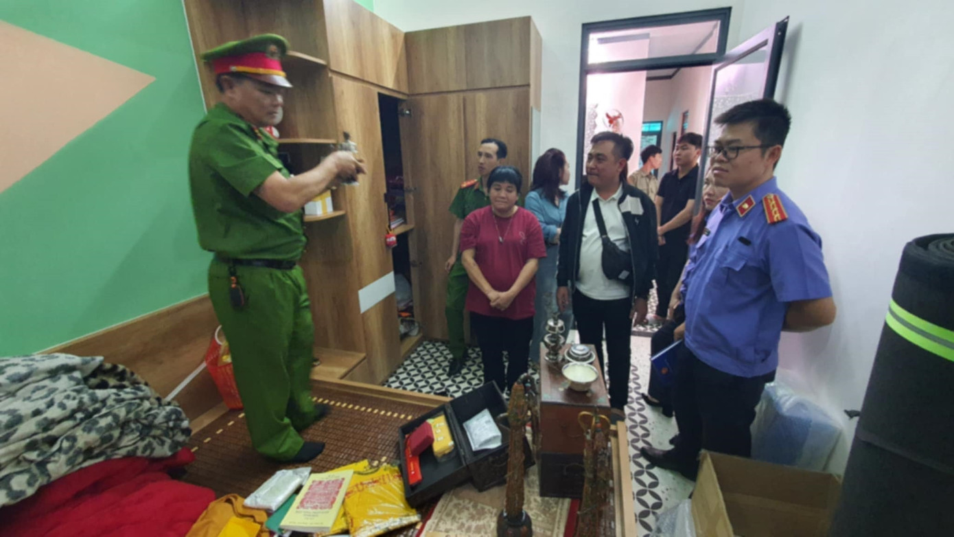 Cơ quan chức năng khám xét căn nhà dùng để tu tập. Cơ quan chức năng khám xét căn nhà dùng để tu tập.