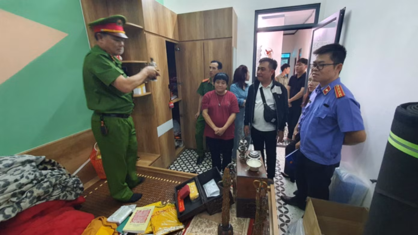 Cơ quan chức năng khám xét căn nhà dùng để tu tập.
