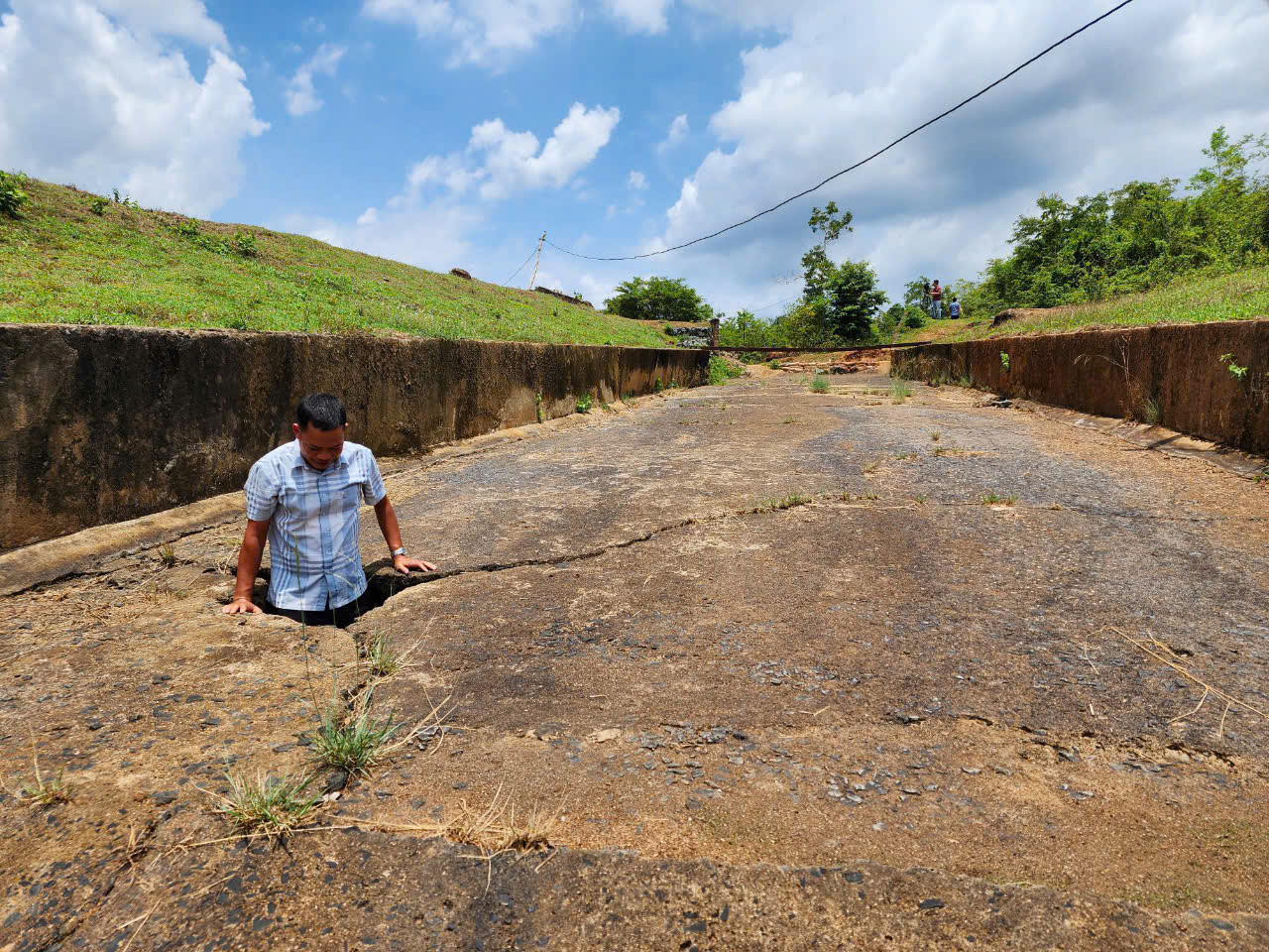 Một bề mặt đập bị nứt, lún
