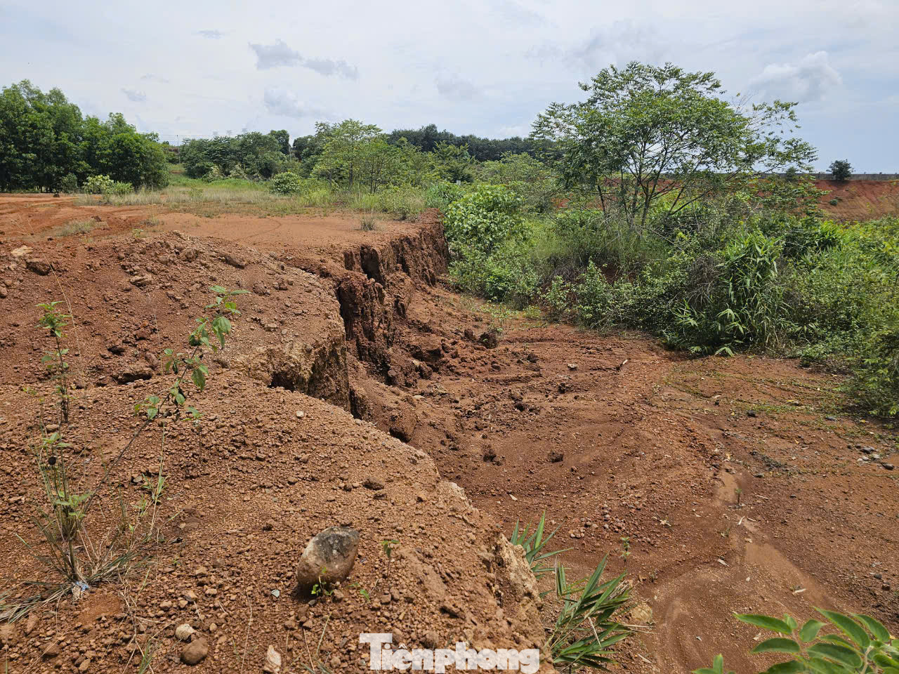 Tại vị trí sạt trượt xuất hiện nhiều khe nước.