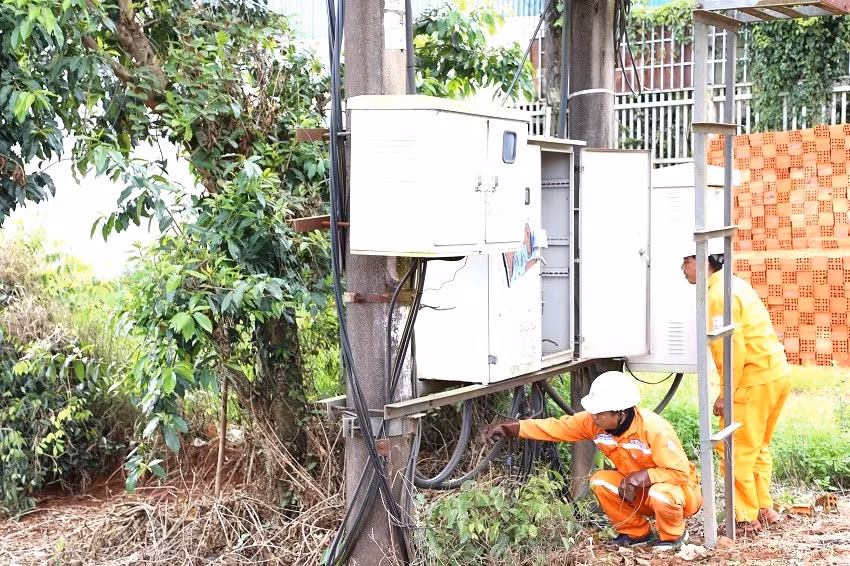 Cán bộ, nhân viên ngành điện kiểm tra hiện trường, khắc phục sự cố sau khi kẻ gian cắt trộm dây đồng tại trạm biến áp