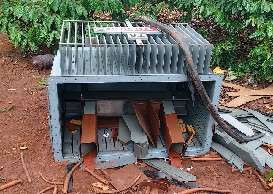 Máy biến áp bị kẻ trộm tháo gỡ Máy biến áp bị kẻ trộm tháo gỡ