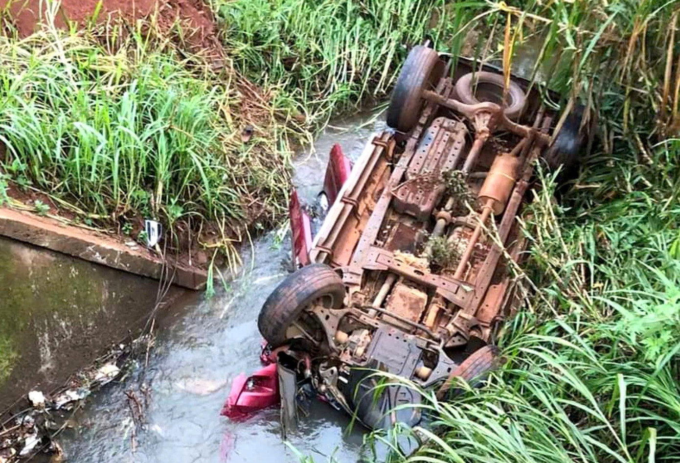 Chiếc xe bán tải lật ngửa dưới mương nước Chiếc xe bán tải lật ngửa dưới mương nước