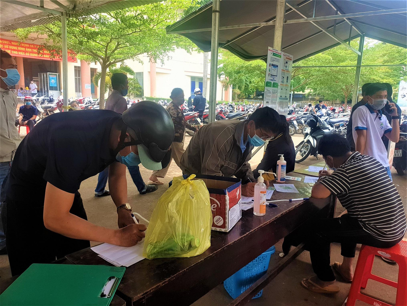 Người dân làm thủ tục đăng ký xét nghiệm COVID-19 tại BV thành phố Buôn Ma Thuột