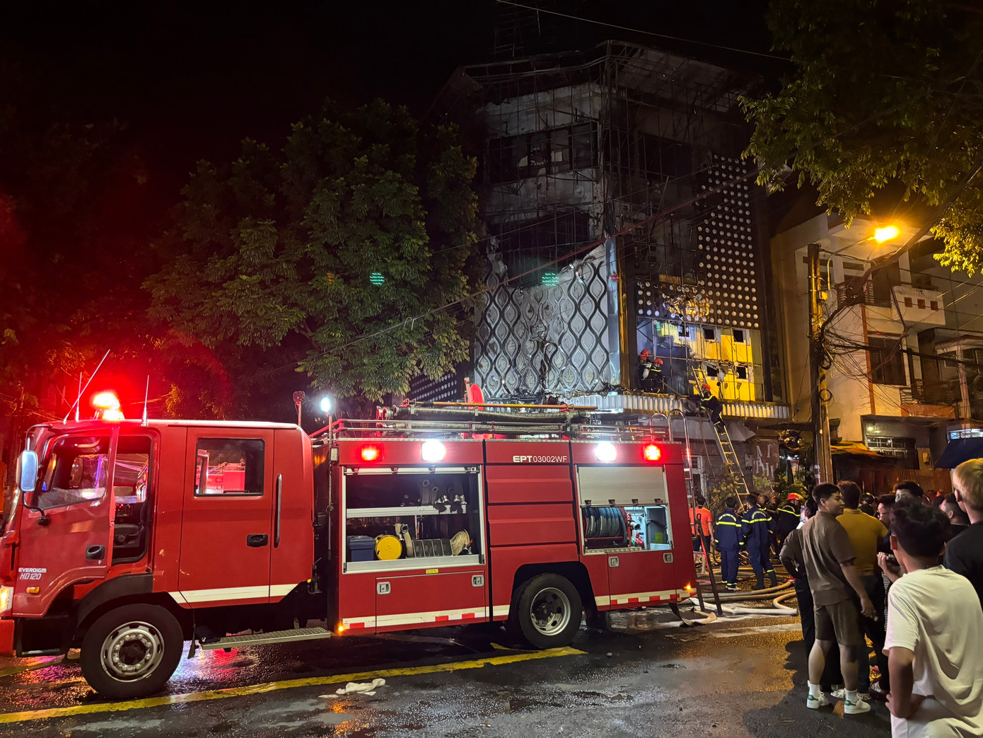 Lực lượng chức năng tham gia dập tắt đám cháy