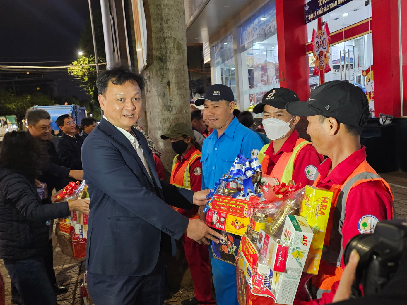 Ông Vũ Văn Hưng - Chủ tịch UBND thành phố Buôn Ma Thuột tặng quà cho các công nhân môi trường Ông Vũ Văn Hưng - Chủ tịch UBND thành phố Buôn Ma Thuột tặng quà cho các công nhân môi trường