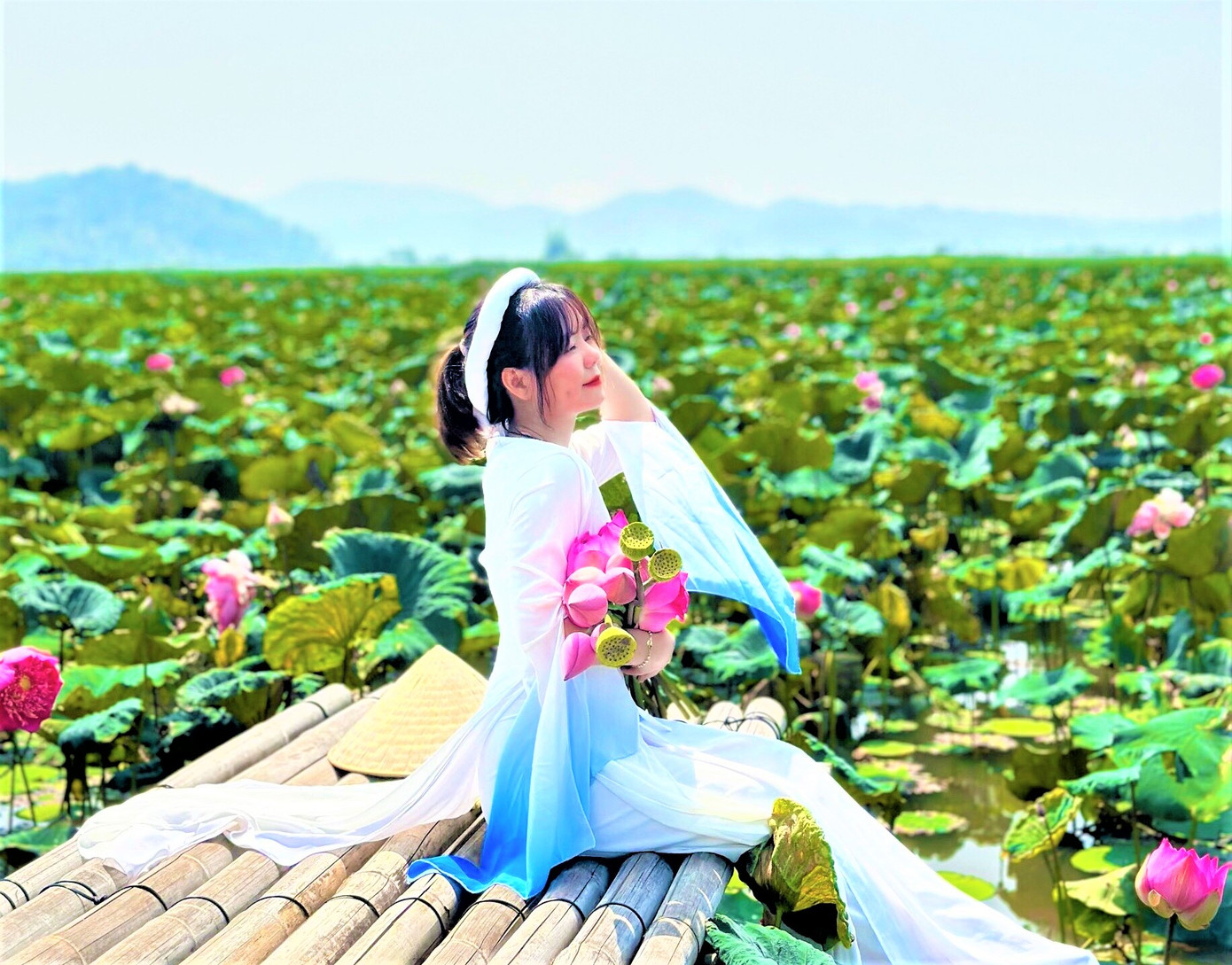 Thiếu nữ thả dáng bên đầm sen