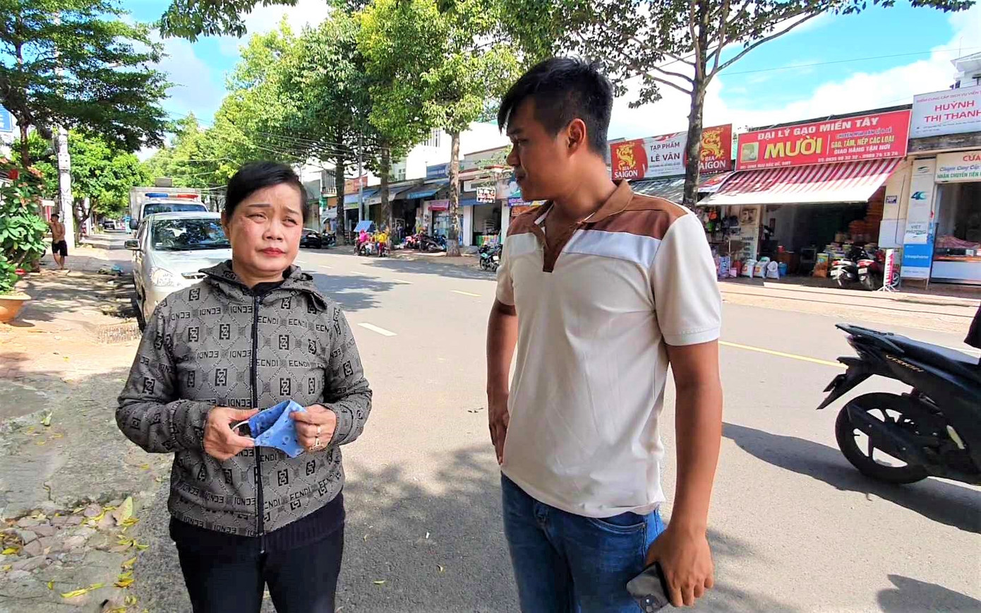 Công an dẫn một đối tượng nữ thực nghiệm hiện trường Công an dẫn một đối tượng nữ thực nghiệm hiện trường