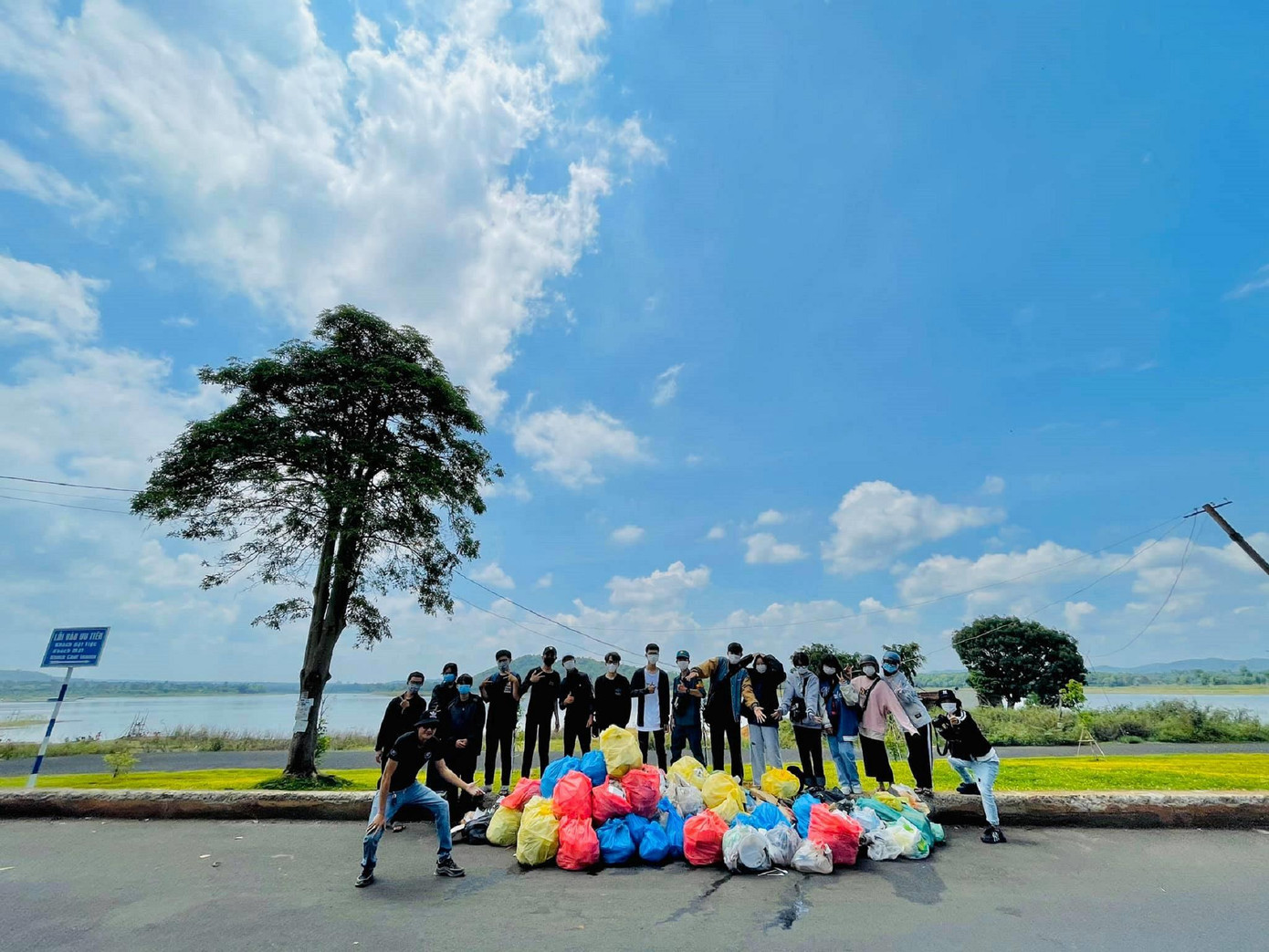 Các thành viên chụp ảnh lưu niệm sau khi nhặt rác