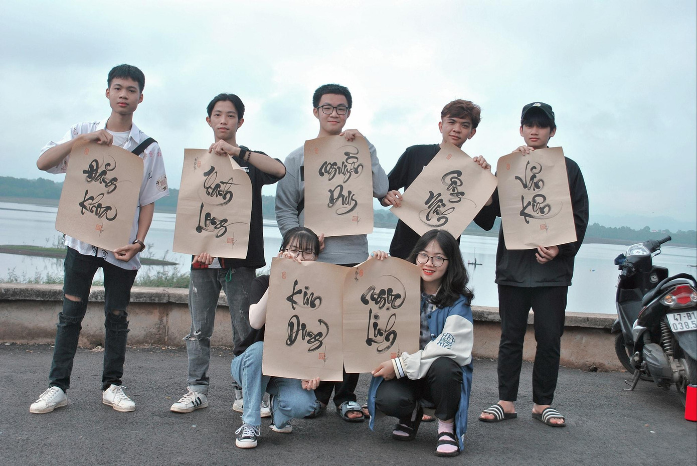 Ngọc Linh (bên phải) cùng các thành viên tham gia dọn sạch rác tại hồ Ea Kao