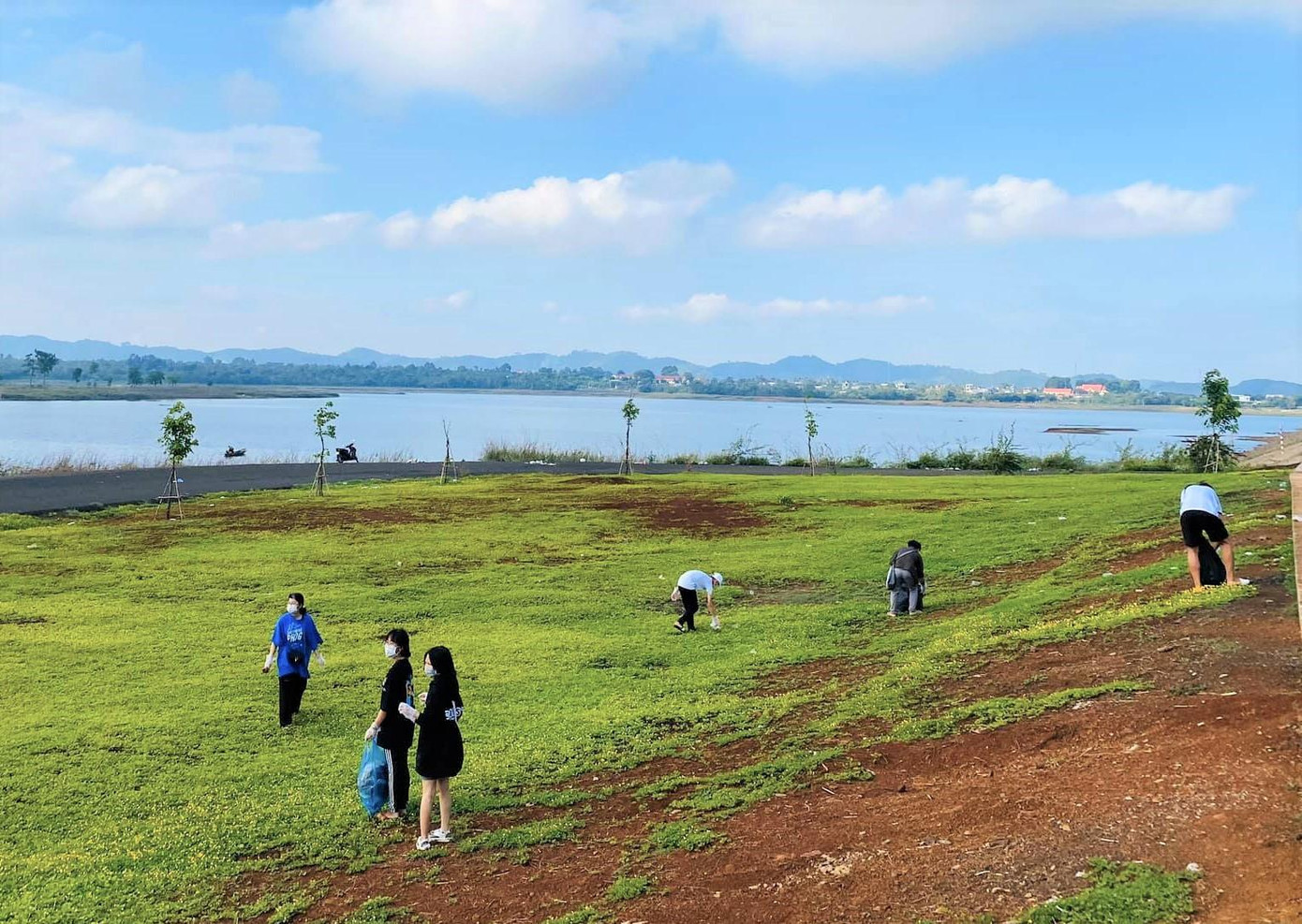 Hồ Ea Kao rộng hàng trăm héc-ta, nhóm bạn trẻ chia từng khu vực để dọn rác