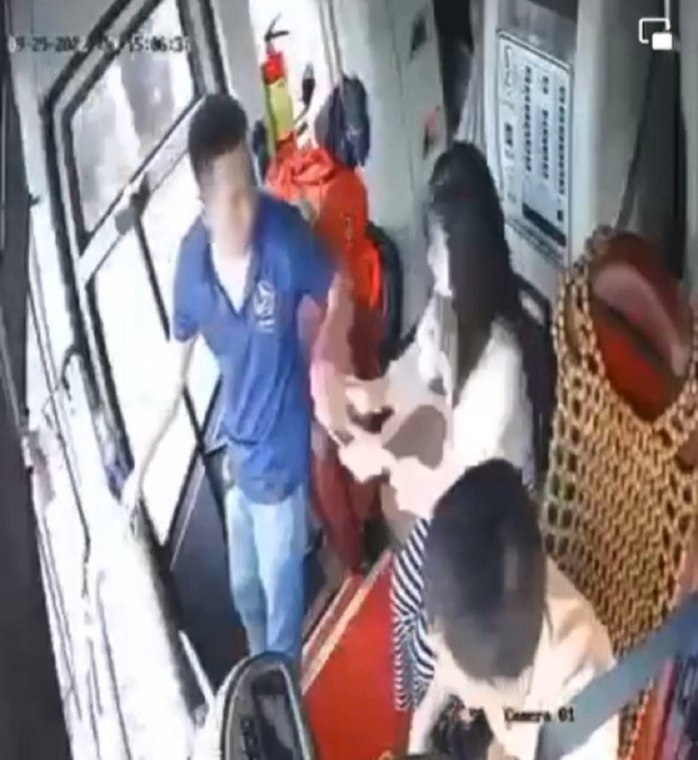 Nam nhân viên áo xanh bị tố có hành vi quấy rối nữ hành khách. Ảnh cắt clip