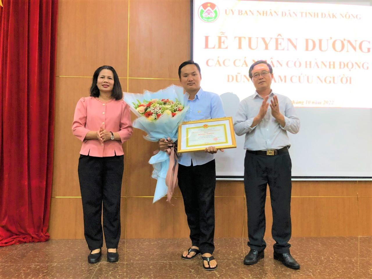 Anh Trần Kim Hiếu nhận tặng Bằng khen của UBND tỉnh Đắk Nông