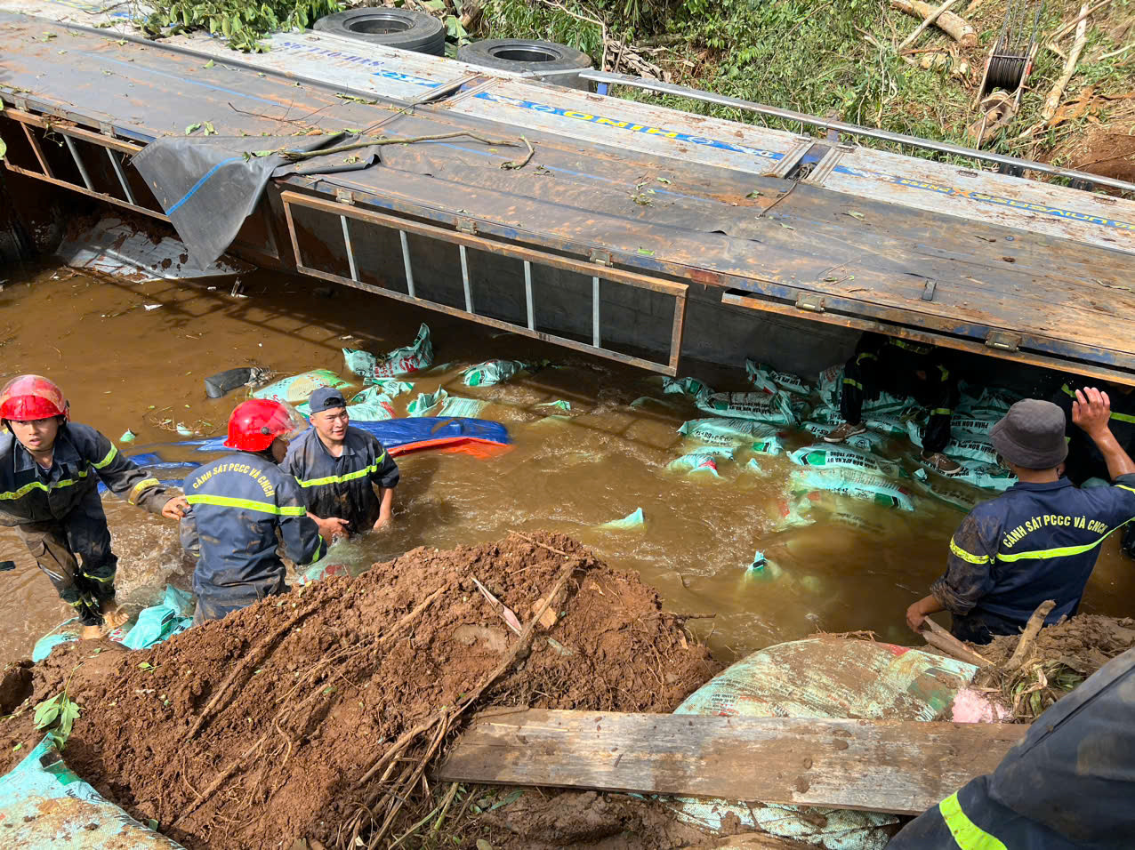 Lực lượng cứu hộ dầm mình dưới nước để thực hiện các biện pháp cứu hộ Lực lượng cứu hộ dầm mình dưới nước để thực hiện các biện pháp cứu hộ