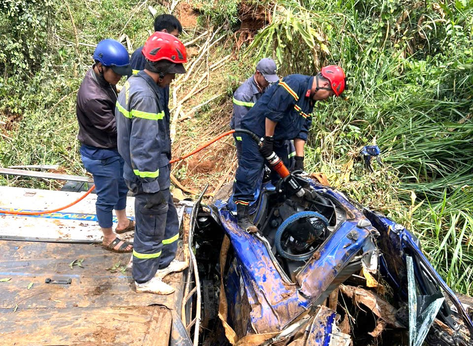 Lực lượng cứu hộ phải triển khai nhiều biện pháp để cứu hộ Lực lượng cứu hộ phải triển khai nhiều biện pháp để cứu hộ